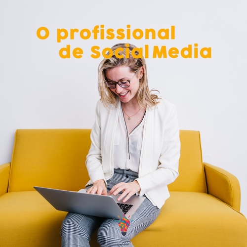 Mulher profissional de social media trabalhando